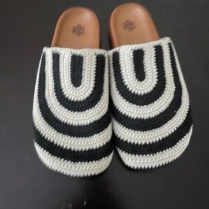 size 9 womens clogs by the sak